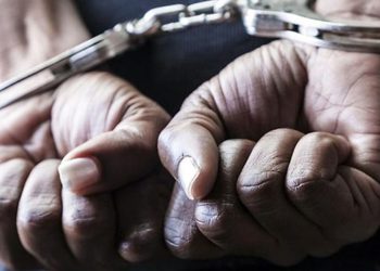 ව්‍යාජ ඩොලර් නෝට්ටු හයක් සමඟ පුද්ගලයෙක් අත්අඩංගුවට