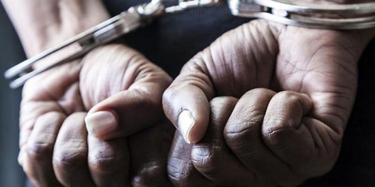 ව්යාජ ඩොලර් නෝට්ටු හයක් සමඟ පුද්ගලයෙක් අත්අඩංගුවට